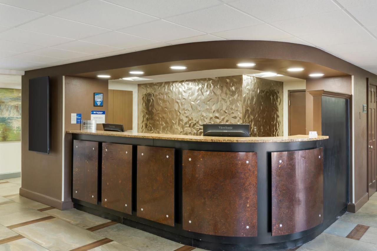 Best Western Plus Executive Hotel Richmond Dumbarton Exterior photo
